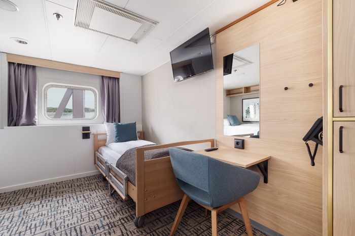 Polar Outside | Accessible twin on lower deck with window
